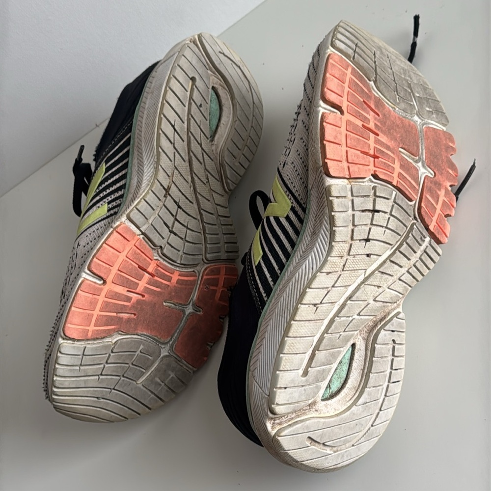 New Balance 860 Running Shoes Size 8 worn but still have some miles left in them - Picture 2 of 6